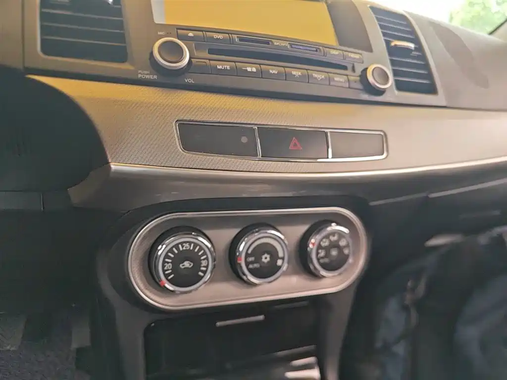 Mitsubishi Lancer EX 2015 — фото 13