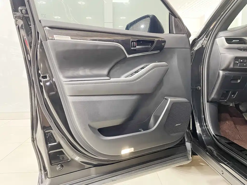 Toyota Crown Kluger 2022 — фото 13