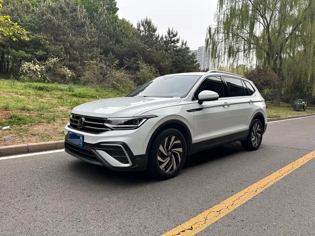 Volkswagen Tiguan L 2023 — фото 1