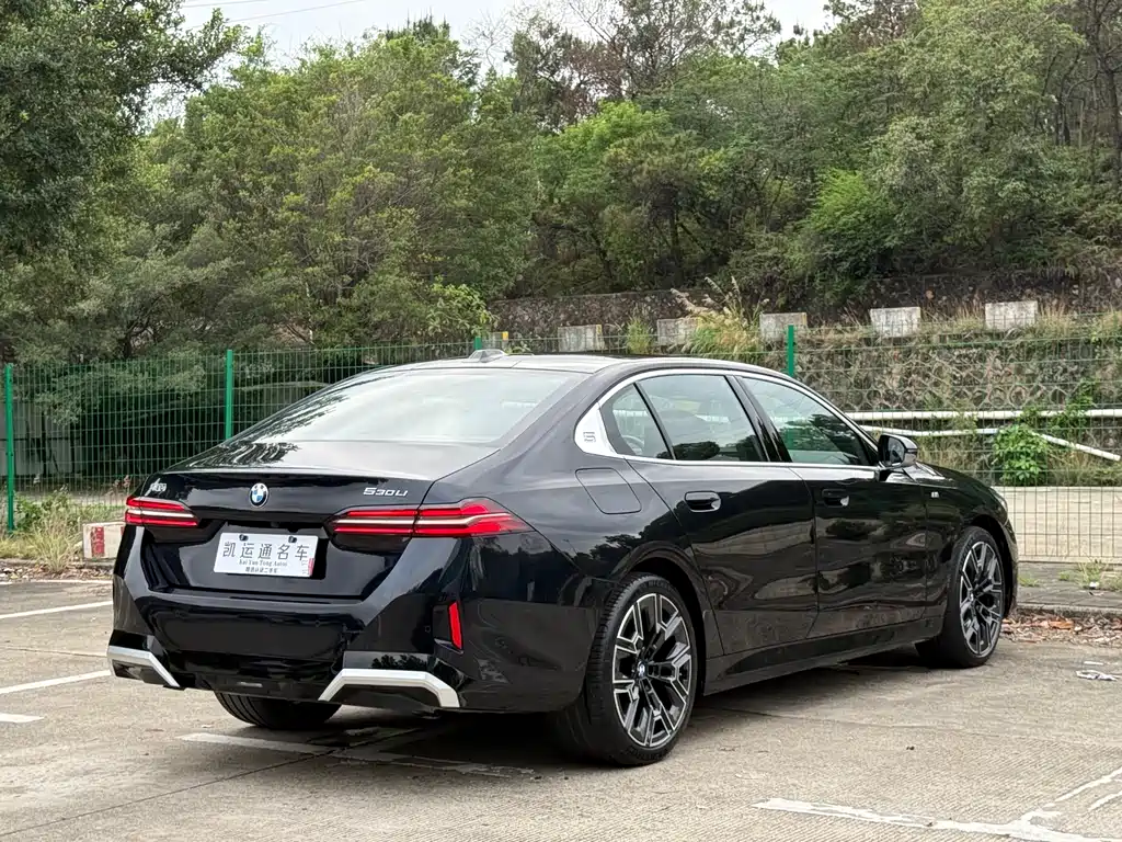 BMW 5 Series 2025 — фото 13