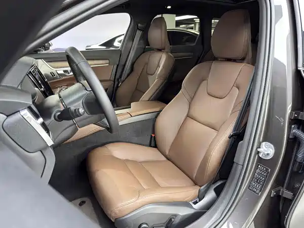 Volvo V90 2024