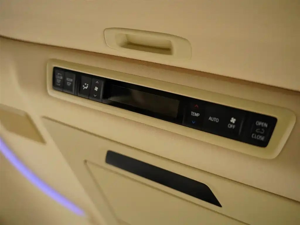 Toyota Alphard 2023 — фото 47