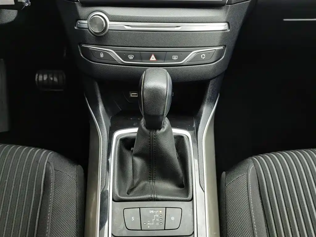 Peugeot 408 2016 — фото 13