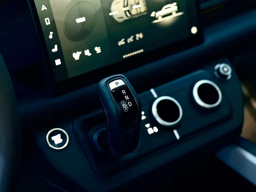 Land Rover Defender 2025 — фото 8