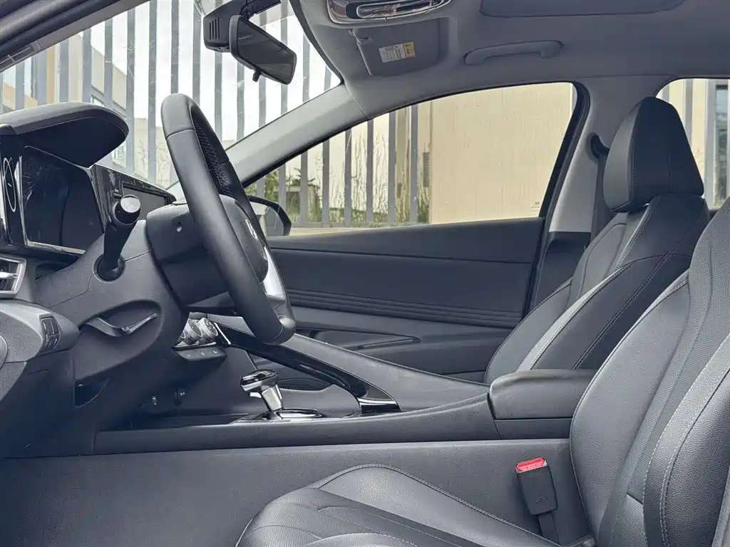 Hyundai Elantra 2023 — фото 4