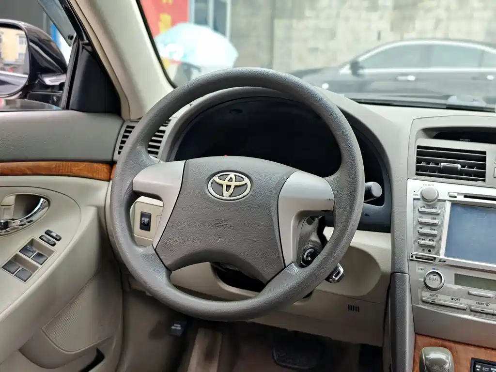Toyota Camry 2010 — фото 12