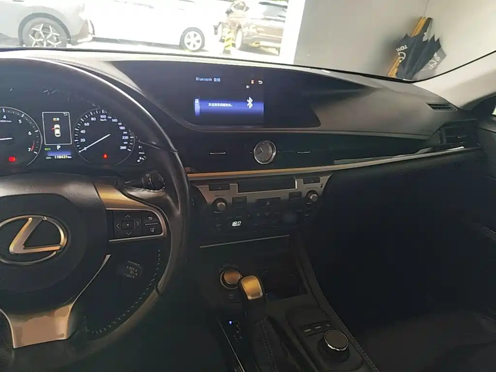 Lexus ES 2016 — фото 10