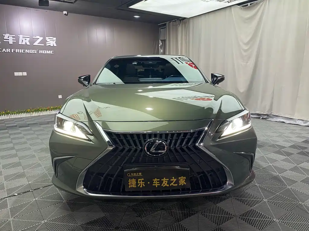 Lexus ES 2022