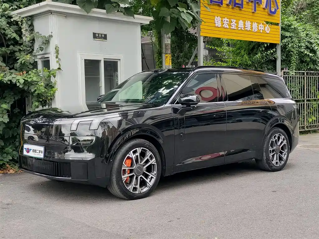 Lynk & Co 900 2025