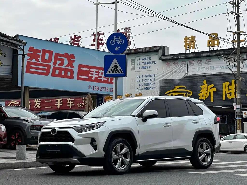 Toyota RAV4 2022 — фото 1