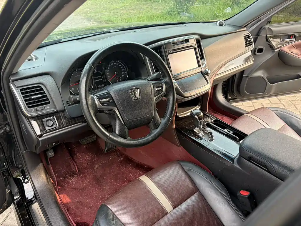 Toyota Crown 2017 — фото 13