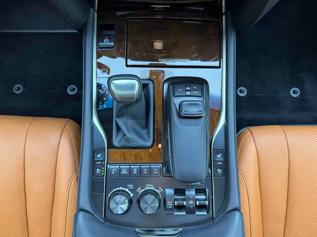 Lexus LX 2017 — фото 16