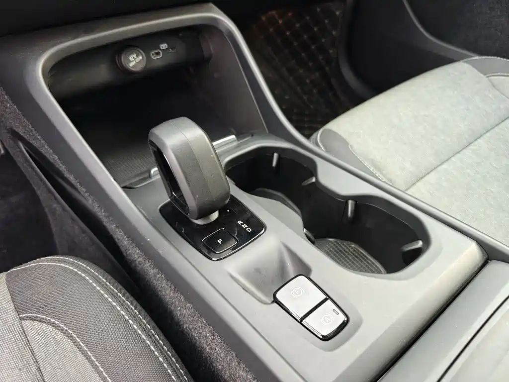 Volvo XC40 2023 — фото 15