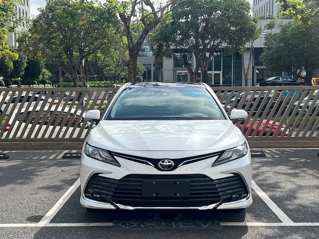 Toyota Camry 2023 — фото 2