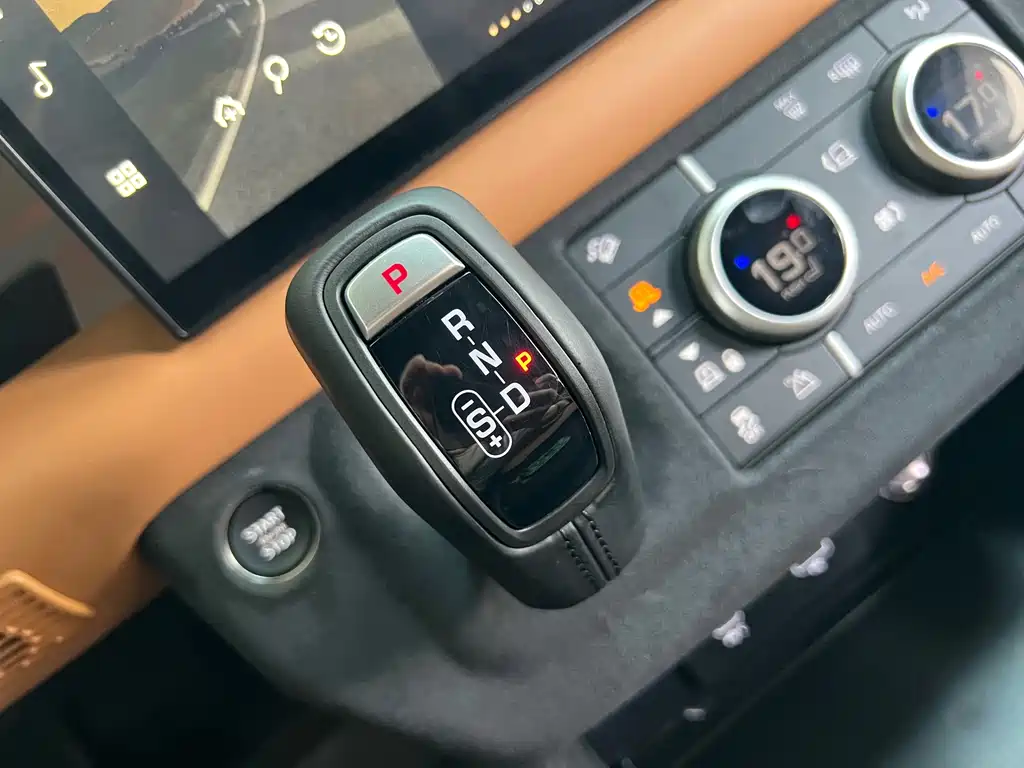 Land Rover Defender 2023 — фото 8