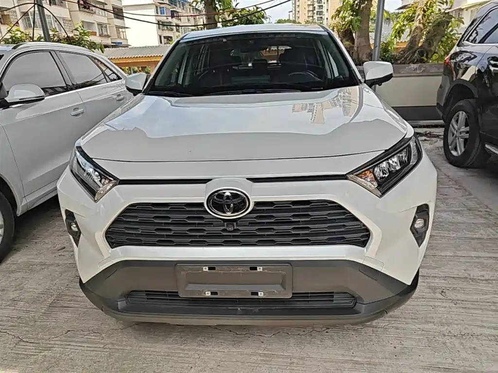 Toyota RAV4 2023 — фото 3