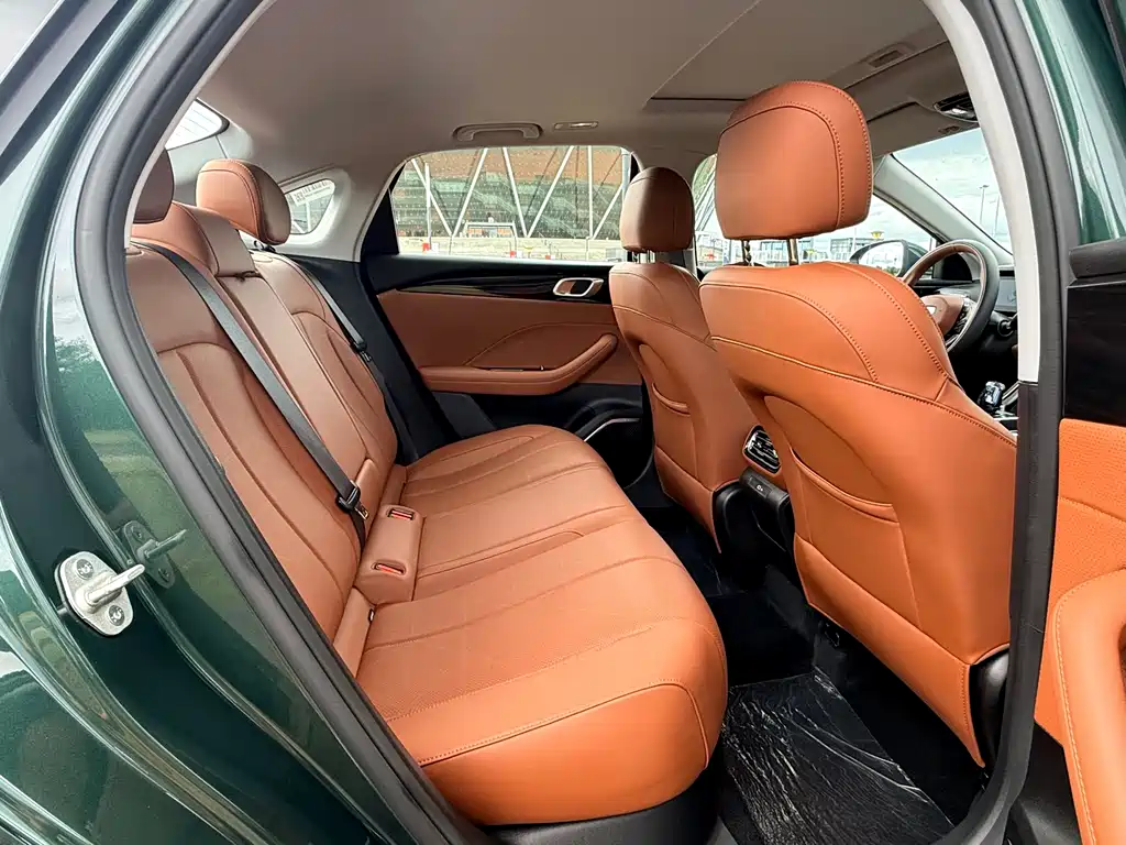 Geely Emgrand 2025 — фото 12