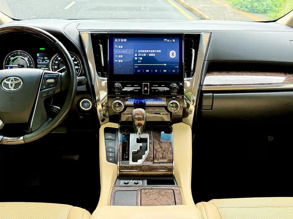 Toyota Alphard 2021 — фото 16