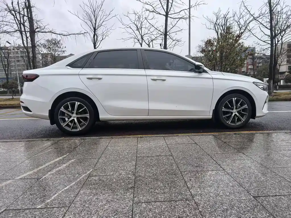 Geely Emgrand 2022