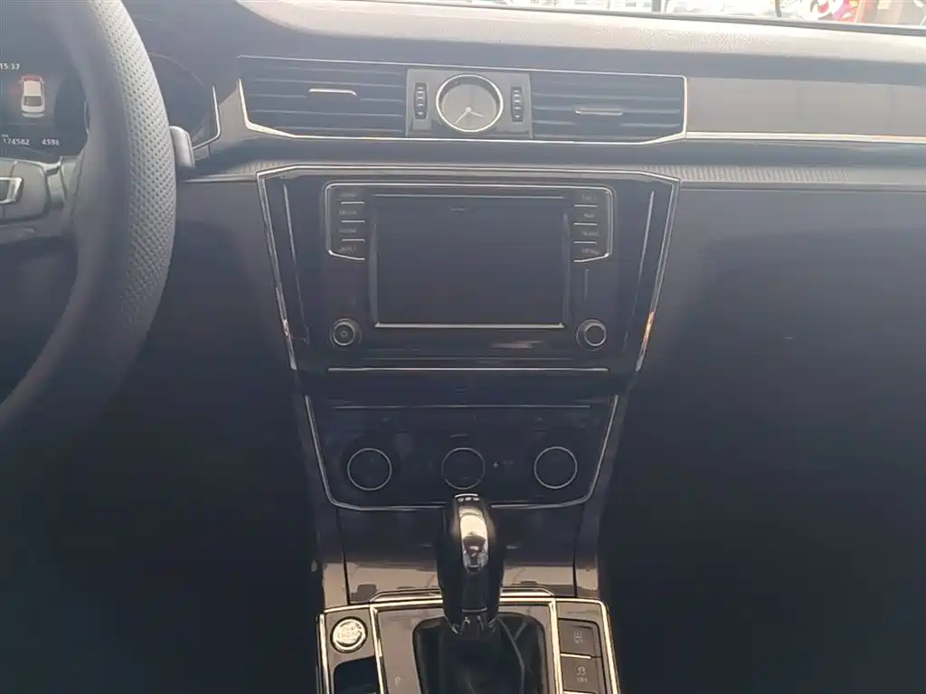 Volkswagen Passat 2017 — фото 13