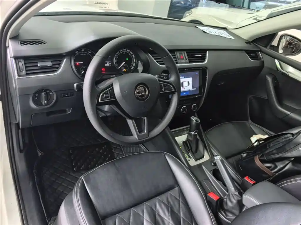 Skoda Octavia 2021 — фото 10