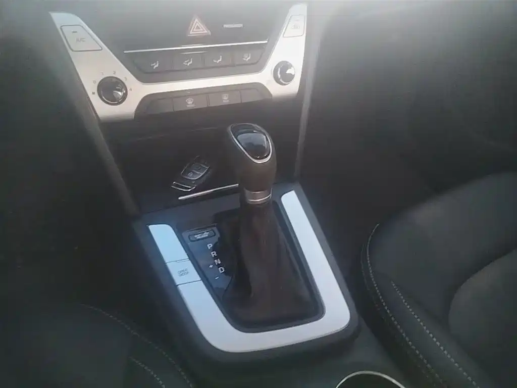 Hyundai Elantra 2017 — фото 14