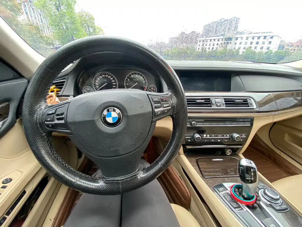 BMW 7 Series 2011 — фото 13