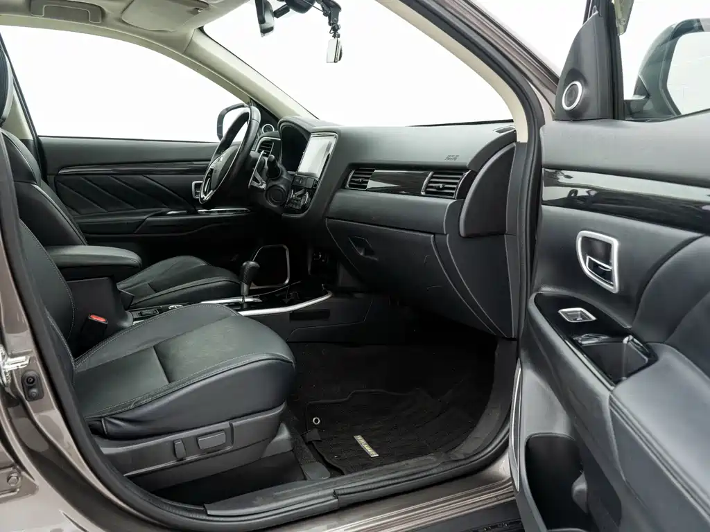 Mitsubishi Outlander 2019 — фото 14