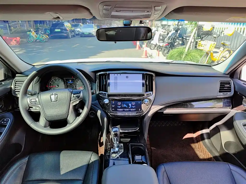 Toyota Crown 2017 — фото 10