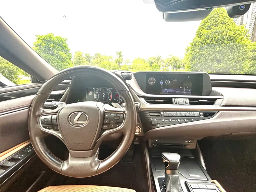 Lexus ES 2019 — фото 17