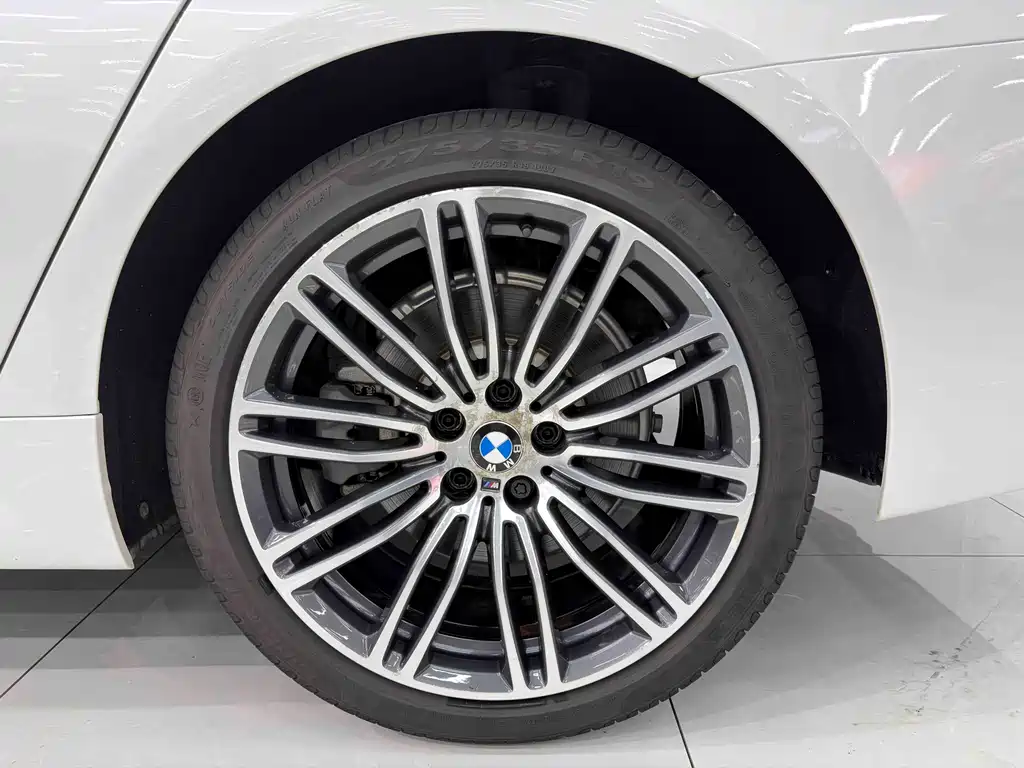 BMW 5 Series 2018 — фото 22