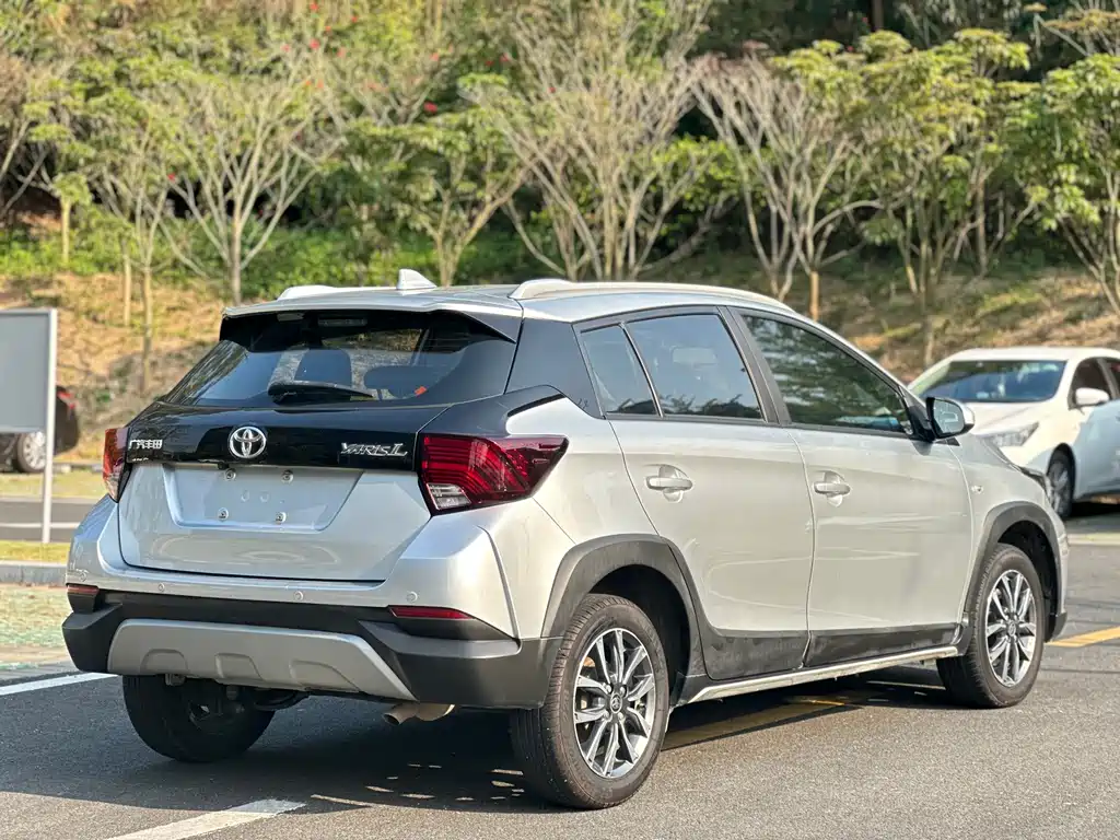 Toyota Yaris L 2022 — фото 18