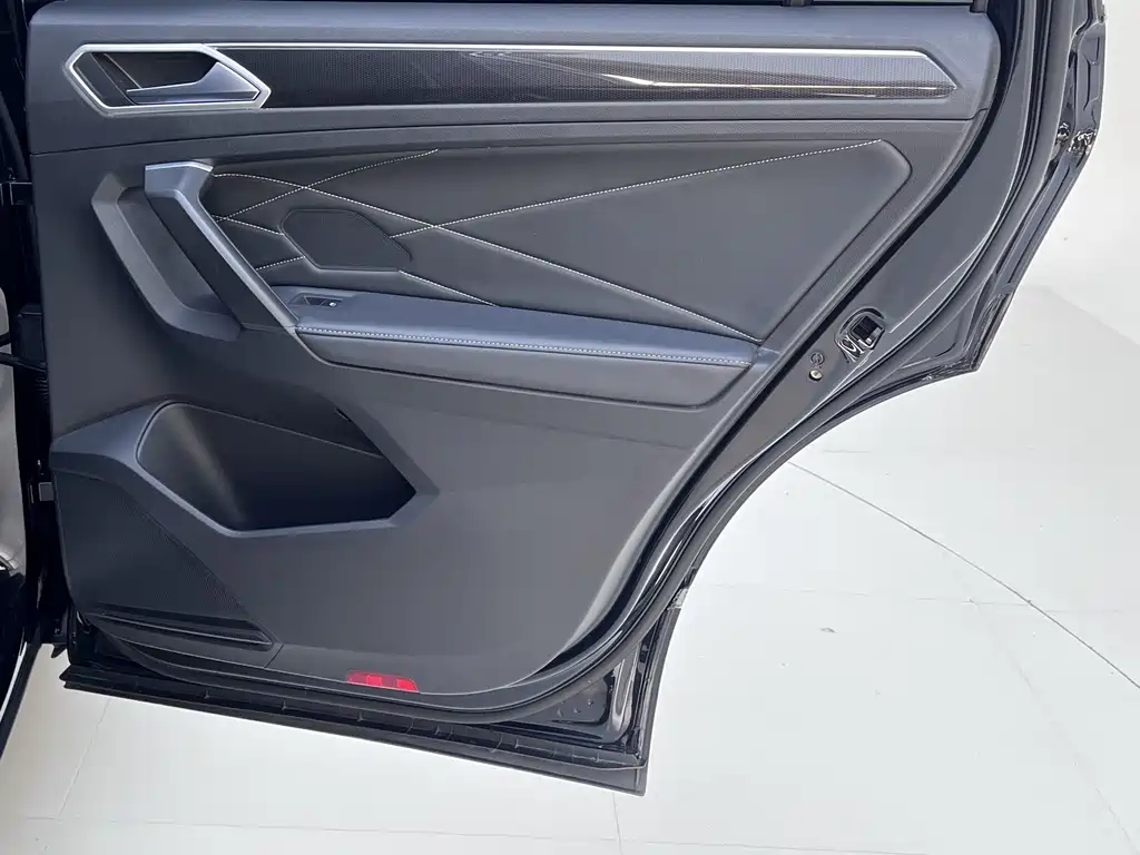Volkswagen Tiguan L 2023 — фото 24
