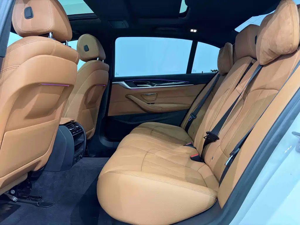 BMW 5 Series 2018 — фото 17