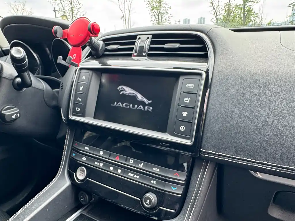 Jaguar F-PACE 2017 — фото 19