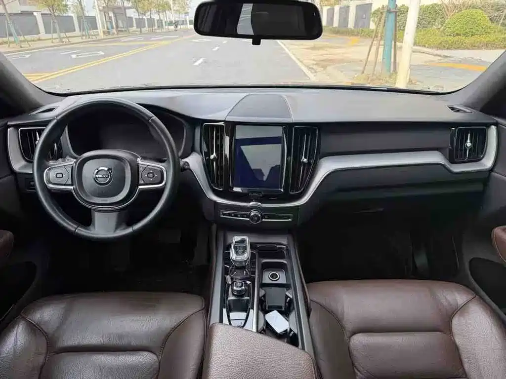 Volvo XC60 2022 — фото 9