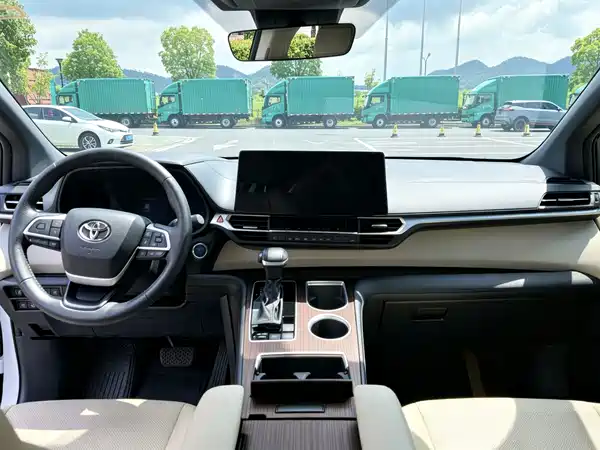 Toyota Granvia 2023