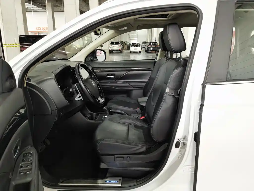 Mitsubishi Outlander 2017 — фото 10