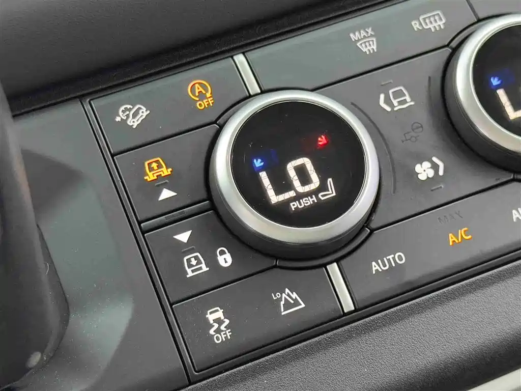 Land Rover Defender 2023 — фото 13