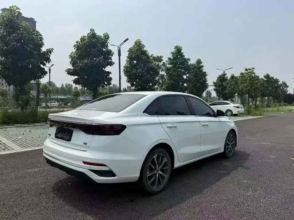 Geely Emgrand 2022
