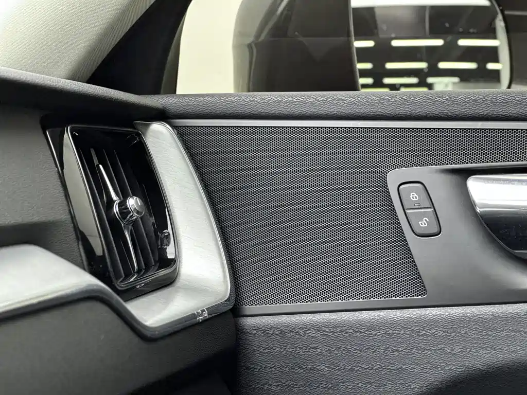 Volvo XC60 2019 — фото 13