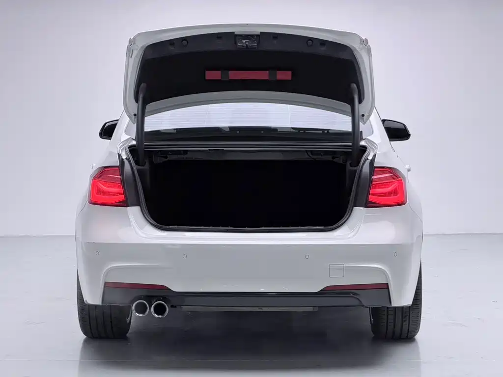 BMW 3 Series 2018 — фото 11