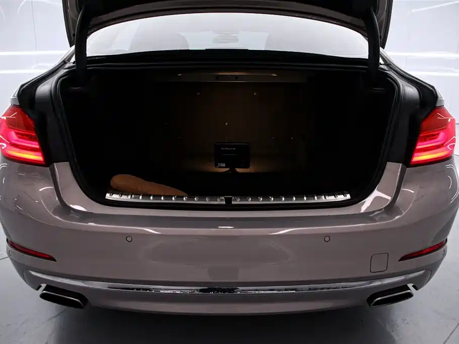 BMW 5 Series 2019 — фото 15