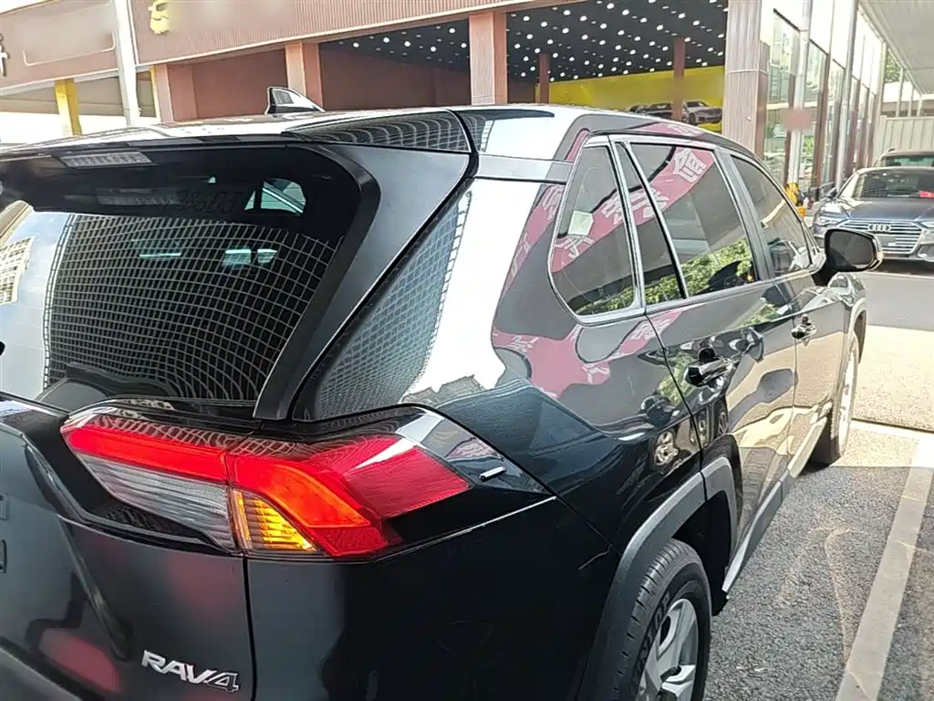 Toyota RAV4 2023 — фото 7