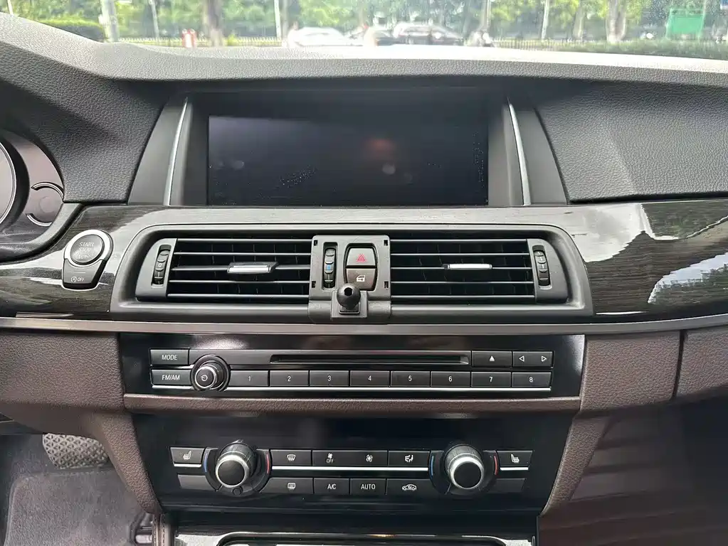 BMW 5 Series 2015 — фото 15