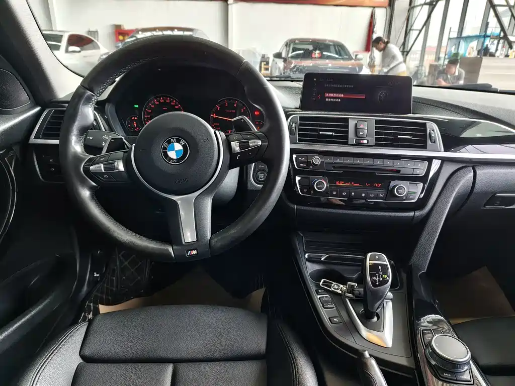BMW 3 Series 2019 — фото 11