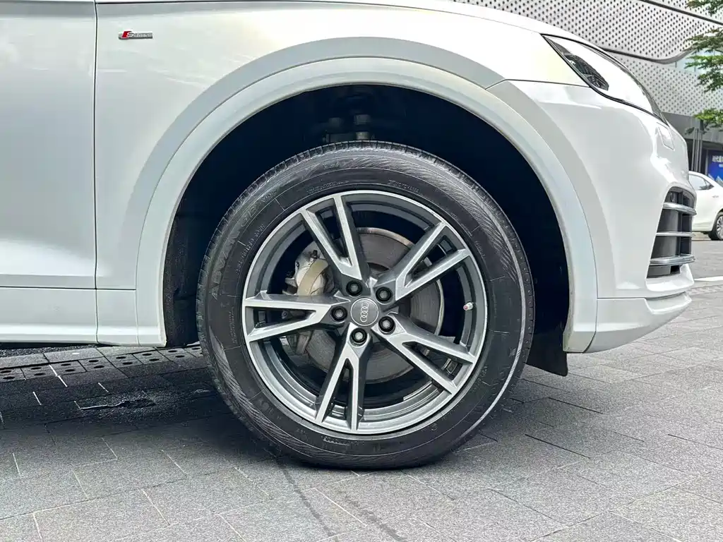 Audi Q5L 2019 — фото 18