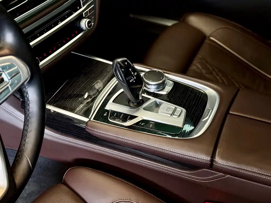 BMW 7 Series 2017 — фото 11