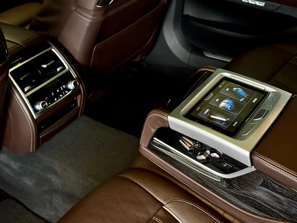 BMW 7 Series 2017 — фото 13