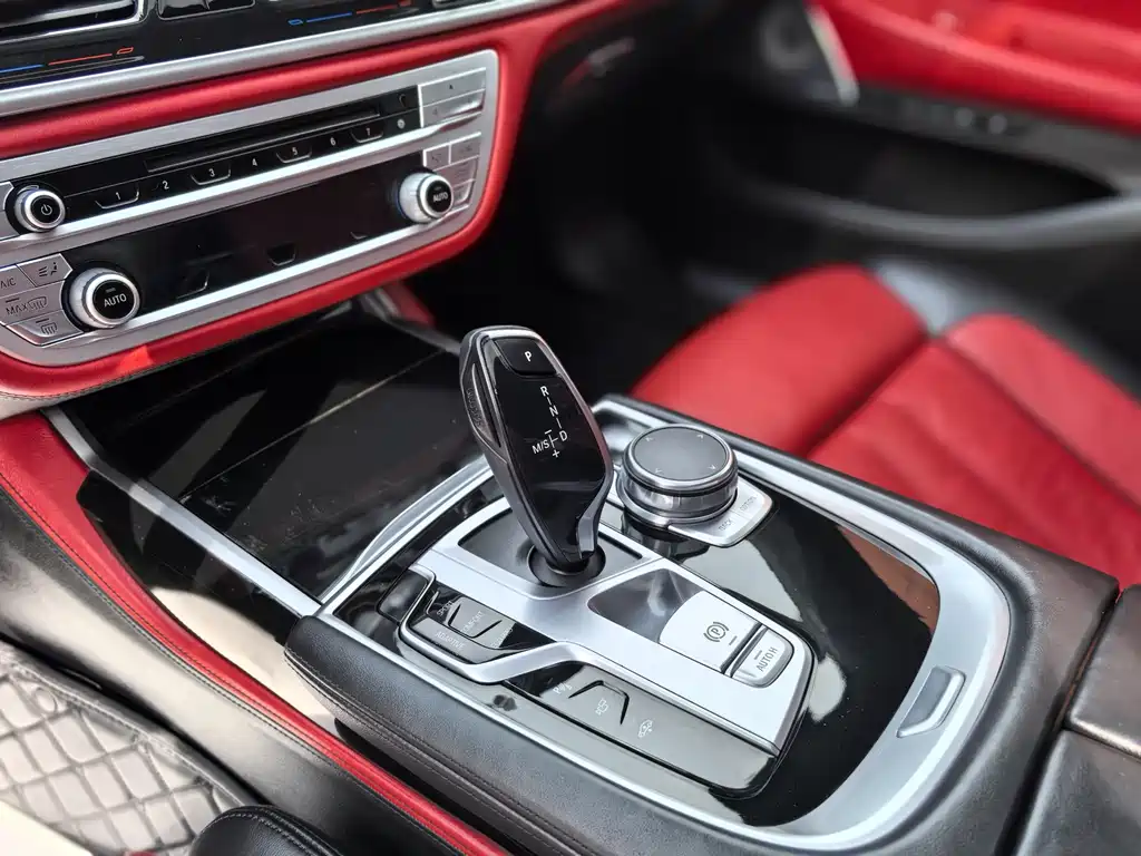 BMW 7 Series 2018 — фото 10